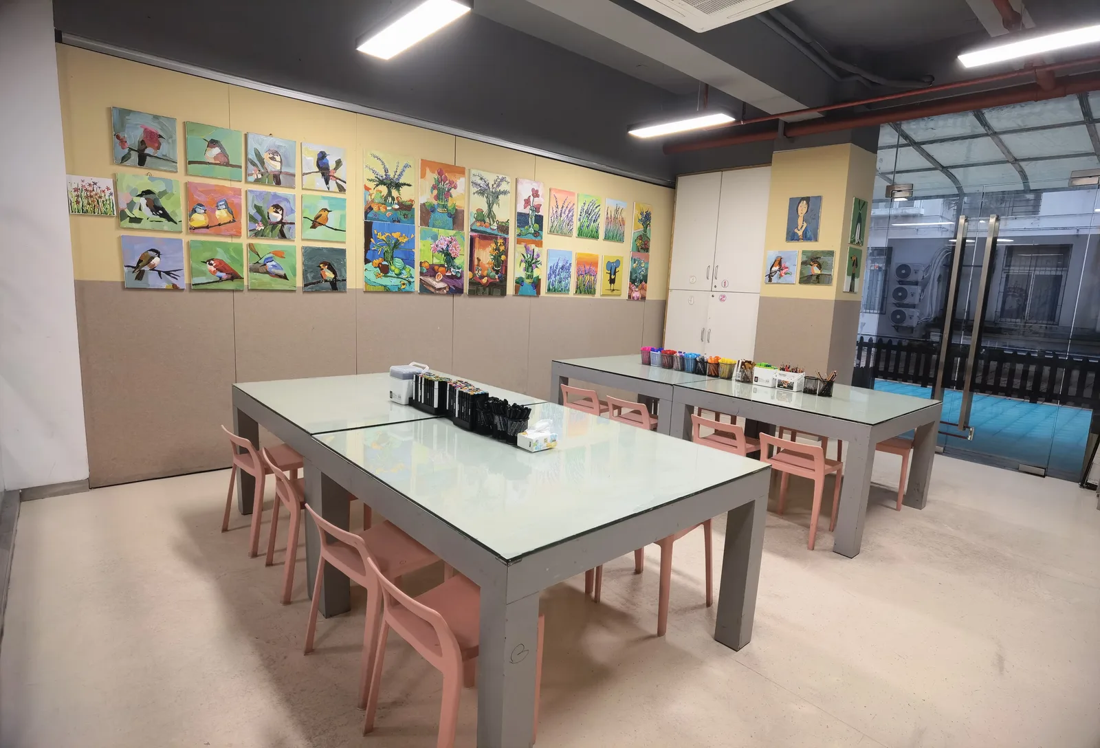 幼儿绘画教室：低龄段画桌与作品展示墙