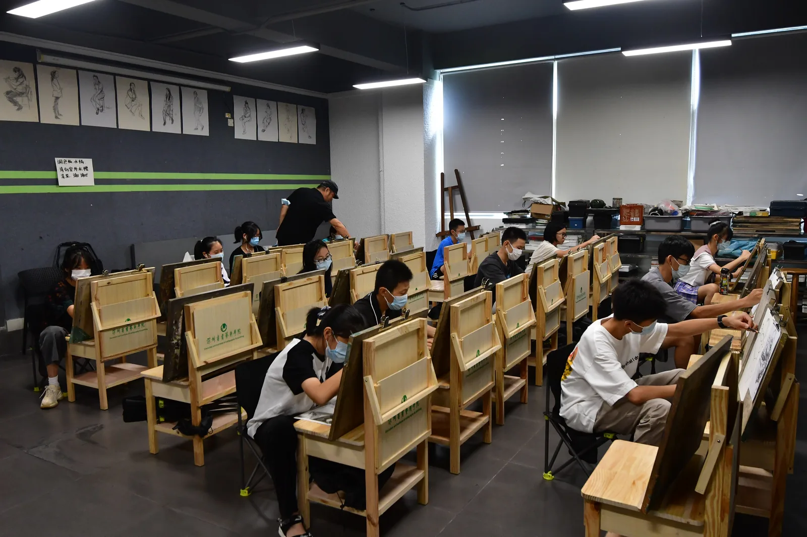 素描教室：画架画板课堂进行中